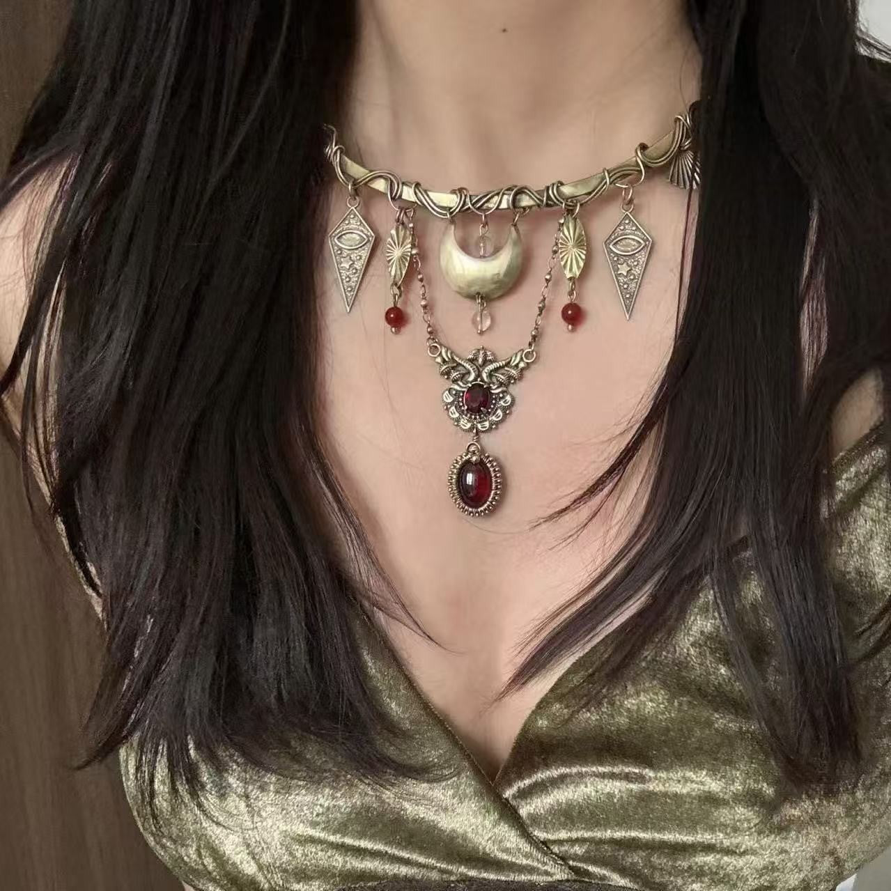 Moon Oracle Necklace – Mystical Amulet of Vision and Power