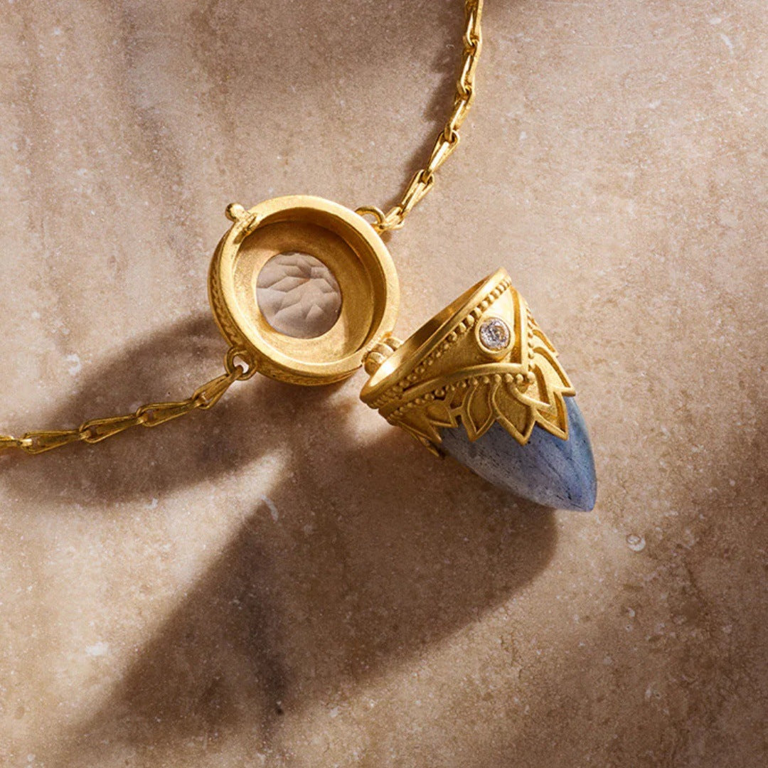 Eternal Fang Talisman Necklace – Guardian of Strength and Destiny